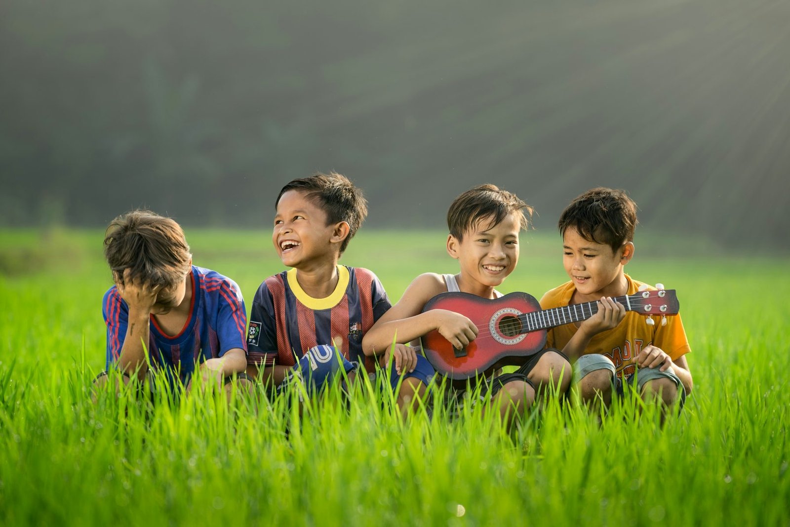 Anak-anak Indonesia tersenyum dan bermain bersama
